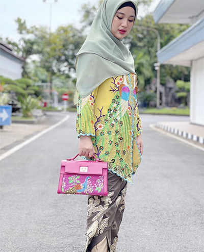 Rupa-rupa Gaya Chacha Frederica, Istri Bupati Kendal yang Dicibir usai Unggah Foto Salat Tarawih