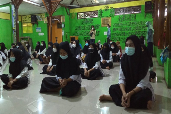 IKA ITS Jakarta Raya Beri Santunan dan Pelatihan Wirausaha untuk Yatim Piatu