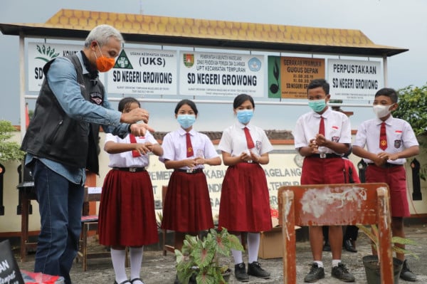 Ganjar Kunjungi Murid SD di Magelang dan Minta Telkom Memasang Jaringan Internet