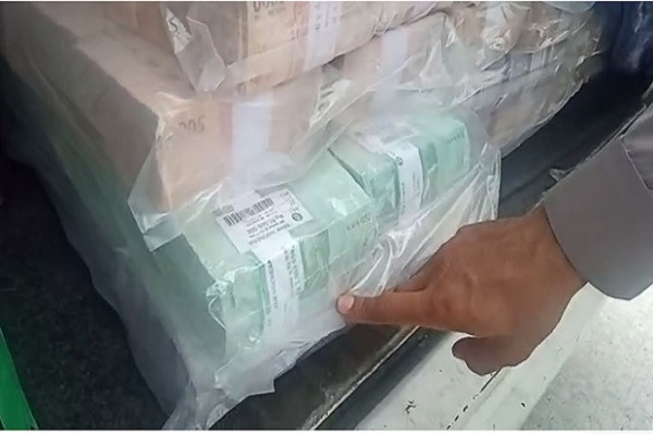Razia Penyekatan, Polisi Dikejutkan Mobil Bawa Tumpukan Uang Rp2,1 Miliar Ini Penampakannya