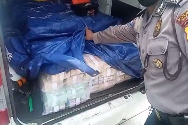 Razia Penyekatan, Polisi Dikejutkan Mobil Bawa Tumpukan Uang Rp2,1 Miliar Ini Penampakannya