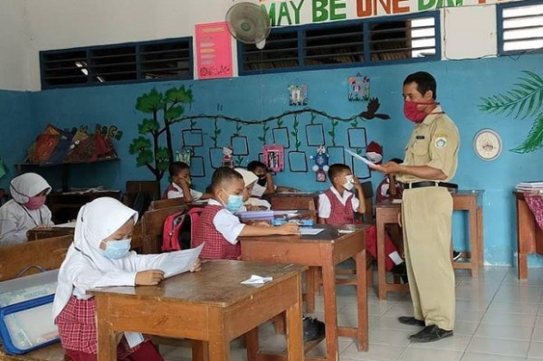 16 Tahun Mengabdi Bergaji Rp200 Ribu, Guru Honorer Ini Sambil Jualan Es Keliling