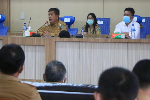Pimpin Rapat Tanpa Masker, Bupati Radiapoh Dinilai Melanggar Prokes