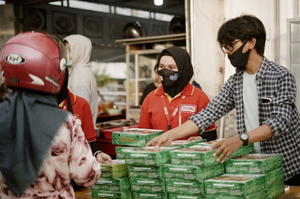 Bagikan 55.555 Paket Nutrisi Buka Puasa, Alfamart dan Bebelac Pecahkan Rekor Muri
