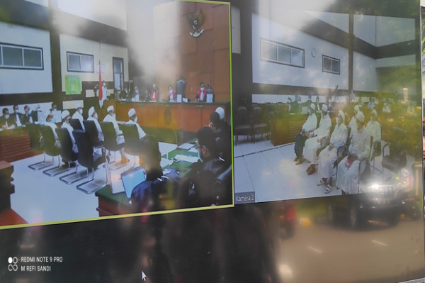 Momen Haru Ketua Panitia Maulid Nabi di Petamburan Sungkem ke Habib Rizieq