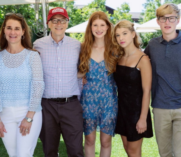 Lima Gaya OOTD Sederhana Putri Sulung Bill Gates dan Melinda