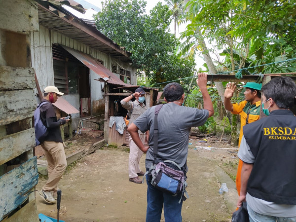 Ngeri, Buaya Berjemur Sambil Membuka Mulut di Agam