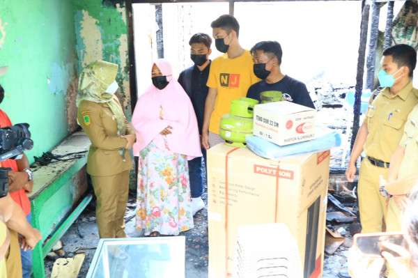 Wali Kota Mojokerto Ning Ita Bantu Korban Kebakaran
