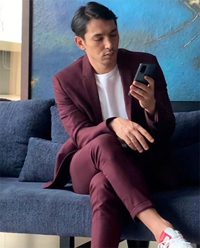 Rupa-Rupa Penampilan Abimana Aryasatya dalam Balutan Jas, Super Stylish!
