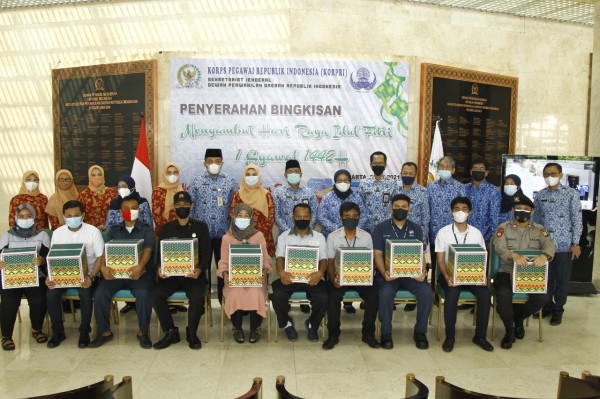 Korpri DPD RI Serahkan Bingkisan Sembako kepada Staf dan Pegawai
