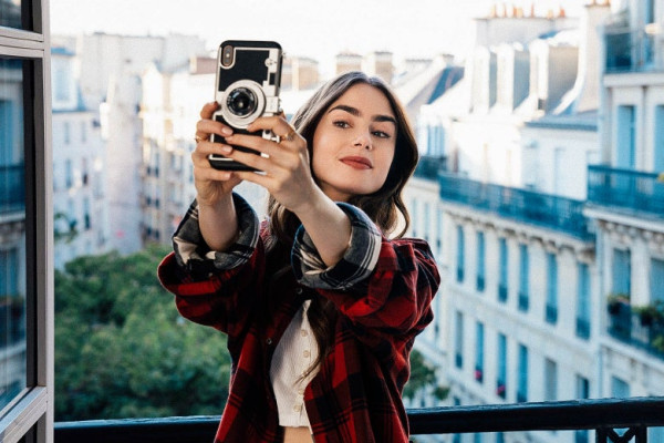 'Emily in Paris 2' Mulai Syuting, Kreator Janjikan Dua Hal untuk Season Baru