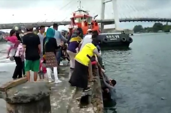 Nekat Lompat ke Laut dari Kapal saat Berlayar Aksi Pemuda Ini Bikin Geger Pelabuhan Kendari