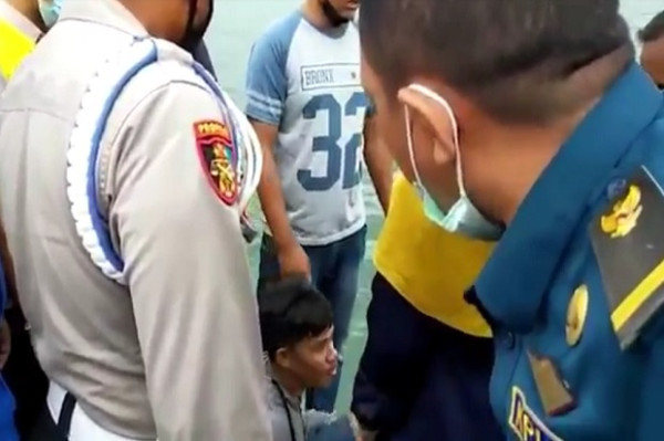 Nekat Lompat ke Laut dari Kapal saat Berlayar Aksi Pemuda Ini Bikin Geger Pelabuhan Kendari