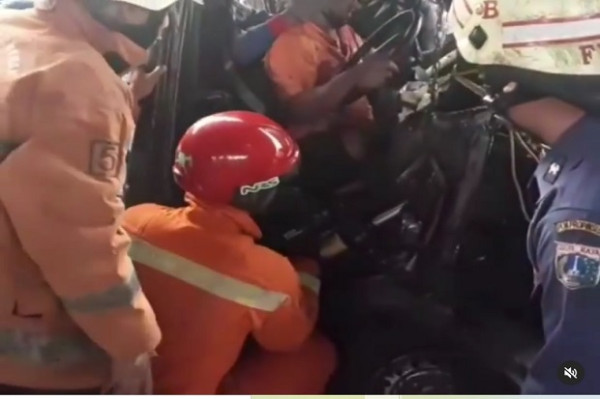 Dramatis! Begini Detik-detik Evakuasi Sopir Pickup yang Terjepit Setelah Tabrak Separator Busway