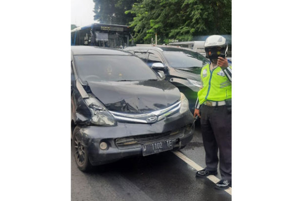 Tabrakan Beruntun, Minibus Remuk Usai Tabrak Pembatas Jalan Transjakarta
