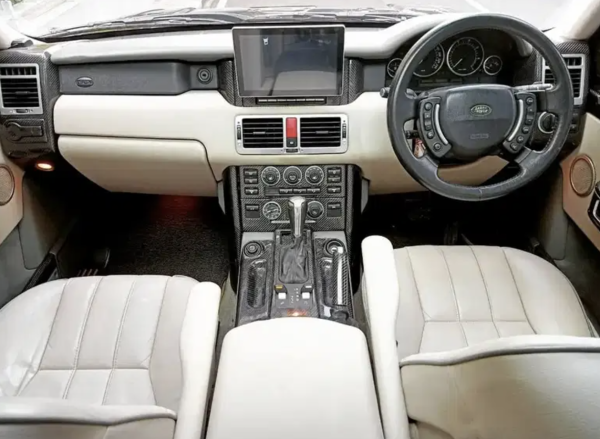 Mobil James Bond Range Rover 4.4 V8 Vogue Dilego Seharga Honda HR-V