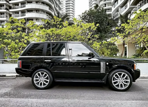 Mobil James Bond Range Rover 4.4 V8 Vogue Dilego Seharga Honda HR-V