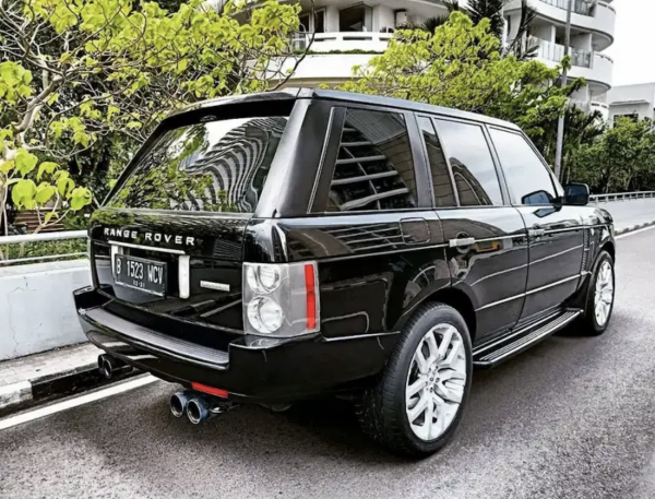 Mobil James Bond Range Rover 4.4 V8 Vogue Dilego Seharga Honda HR-V