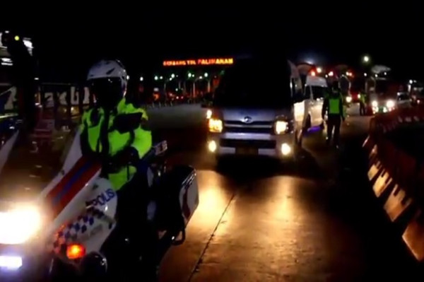 Nekat Melintas Tol Cipali Ratusan Kendaraan Pemudik Dikawal Patroli Putar Balik di Exit Gerbang Palimanan