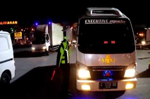 Nekat Melintas Tol Cipali Ratusan Kendaraan Pemudik Dikawal Patroli Putar Balik di Exit Gerbang Palimanan