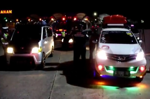 Nekat Melintas Tol Cipali Ratusan Kendaraan Pemudik Dikawal Patroli Putar Balik di Exit Gerbang Palimanan