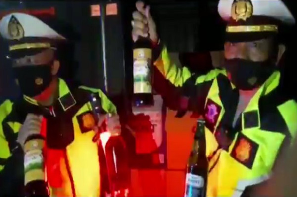 Polisi Sita 11.472 Botol Miras dari 3 Mobil Boks saat Penyekatan Arus Mudik di Jalan Gentong Tasik
