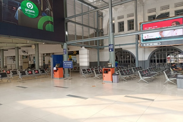 Kisah Sepi Stasiun Pasar Senen Jelang Lebaran