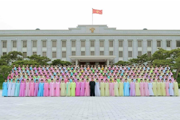 Langka, Kim Jong-un Berfoto dengan Keluarga Tentara Korut