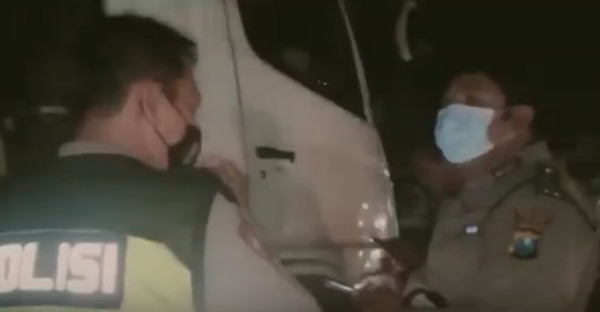 Tragis, Pemotor Tewas Tabrak Bak Truk Parkir Akibat Penerangan Jalan Minim
