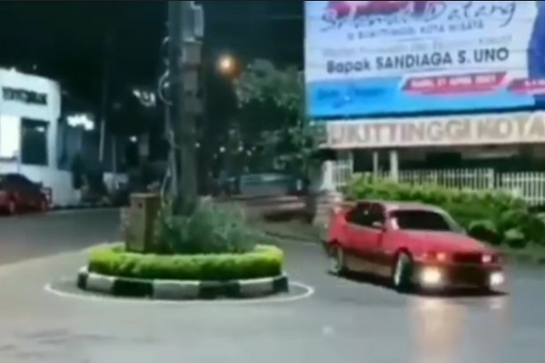 Bukittinggi Digemparkan Aksi Sedan Mewah Warna Merah Drifting di Jalan Raya