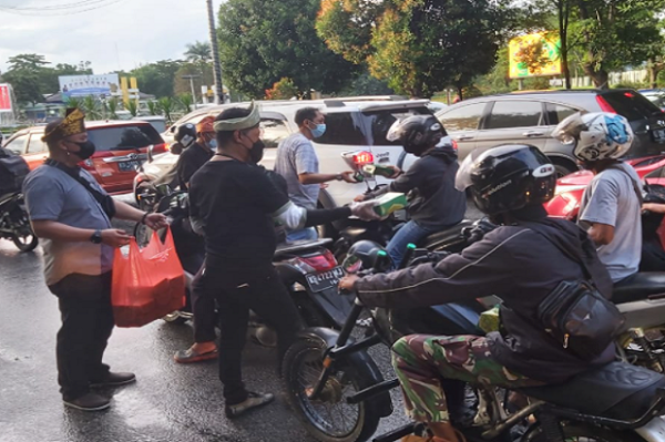 Ramadhan, BPM Kalbar Bagikan 4.000 Takjil untuk Pengendara Motor