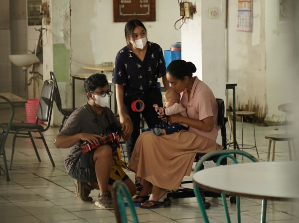 Angga Sasongko Mendobrak Batasan Kamera Smartphone lewat Film Pendek Konfabulasi