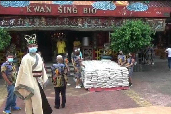 Tukang Becak dan Warga Miskin Sesaki Klenteng Kwan Sing Bio Tuban, Ada Apa?