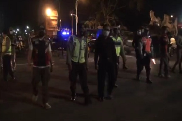 Dini Hari, Kerumunan Warga di Warung Lesehan Mojokerto Dibubarkan Petugas