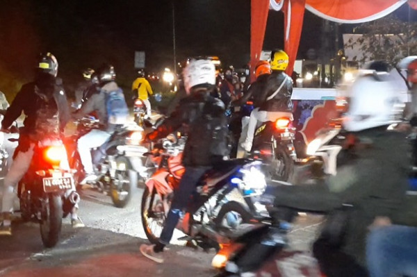 Terobos Penyekatan di Tasikmalaya Ratusan Pemotor Diputar Balik, Adu Mulut Tak Terelakkan