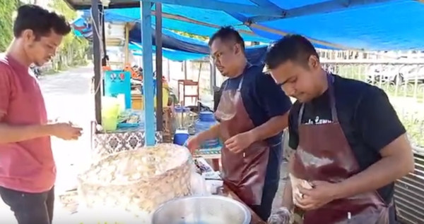 Kisah Anggota Polisi di Aceh Rela Jualan Mie Caluk Demi Bantu Orangtuanya