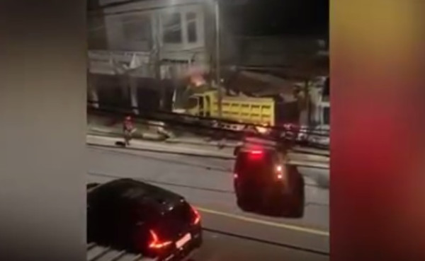Truk Tabrak Minibus dan Rumah Warga di Pinrang, 2 Orang Dilarikan ke Rumah Sakit