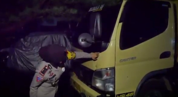 Truk Tabrak Minibus dan Rumah Warga di Pinrang, 2 Orang Dilarikan ke Rumah Sakit