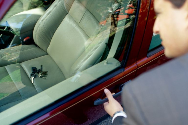 Kunci Ketinggalan di Dalam Mobil, Ini Cara-cara Solutif selain Pecahkan Kaca