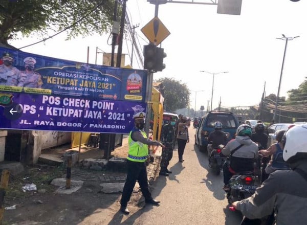 Melihat Aksi Polisi Sigap 24 Jam di Posko Penyekatan Mudik