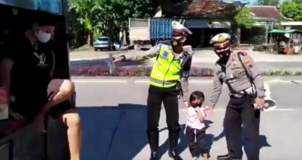 Wanita Hamil Tua Ini Nekat Mudik Pake Truk Meski Bersama Hewan Ternak
