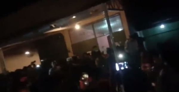 Warga Sweeping Café, Puluhan Botol Miras Dimusnahkan di Tempat