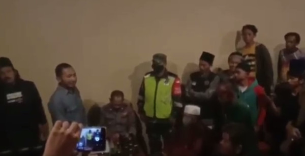 Warga Sweeping Café, Puluhan Botol Miras Dimusnahkan di Tempat