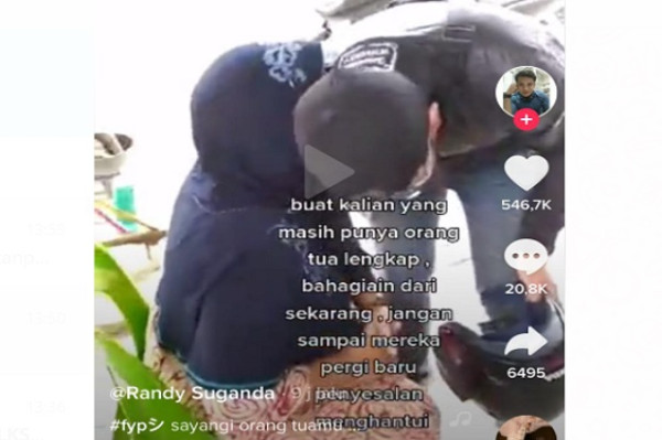 Bikin Terenyuh, Pemuda Ini Nyamar Jadi Pembeli Bensin Eceran saat Mudik Temui Ibunya