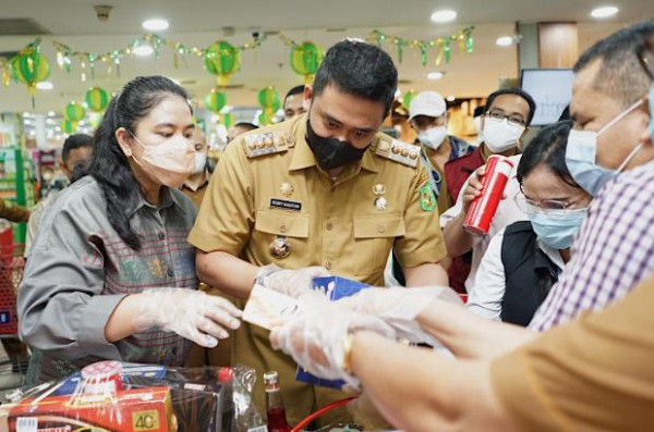 H-2 Lebaran, Bobby Nasution dan Kahiyang Tinjau Pasar Pastikan Kebutuhan Pokok Terkendali