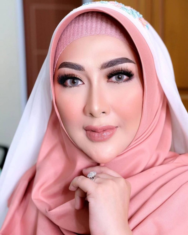 5 Gaya Glamor Yuni Sophia, Istri Bupati Nganjuk yang Ditangkap KPK