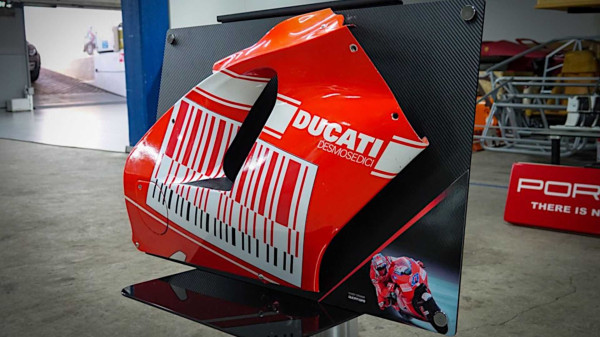 Jadi Hiasan Dinding, Fairing Motor Casey Stoner Dijual Rp100,8 Juta