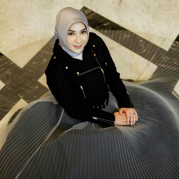 5 Gaya Glamor Yuni Sophia, Istri Bupati Nganjuk yang Ditangkap KPK