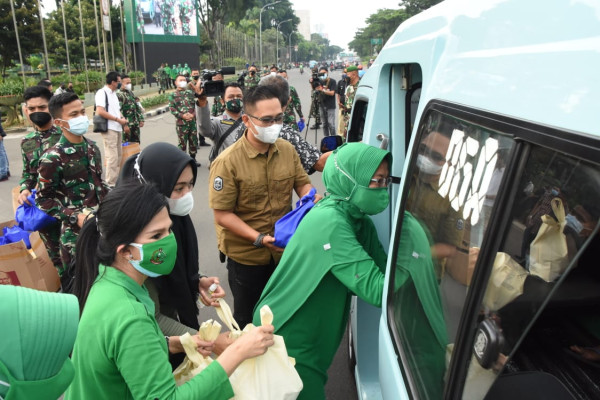 Pangdam Jaya Bagikan Ribuan Takjil untuk Warga Berbuka Puasa
