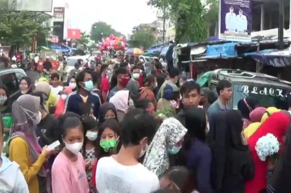 Jelang Lebaran, Ribuan Warga Serbu Pasar Kembang Weleri dan Abaikan Prokes